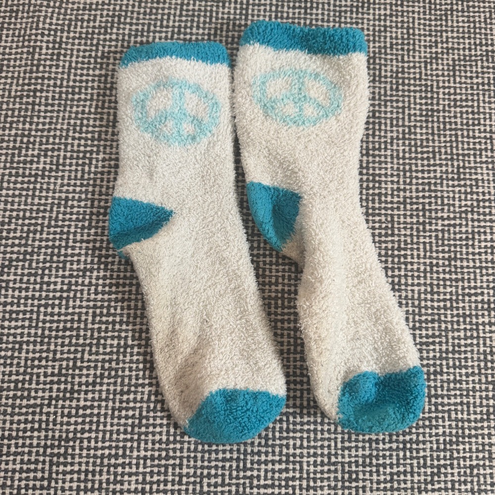 Womens Fuzzy Peace Sign Crew Socks Blue White Soft Plush Loungewear Retro Hippie